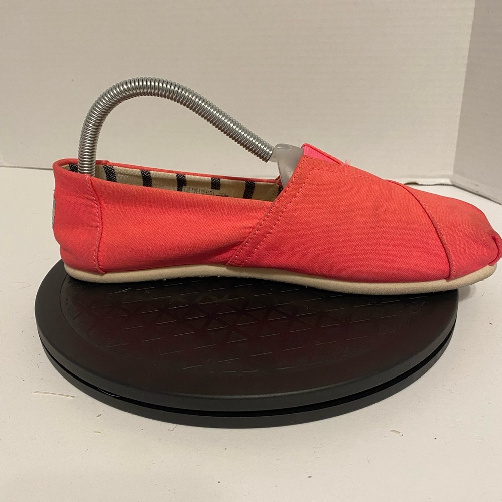 Women Toms size 8.5 color pink in good condition.